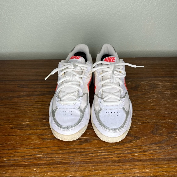 Nike. Size 6.5 color white & Gary - Picture 3 of 9